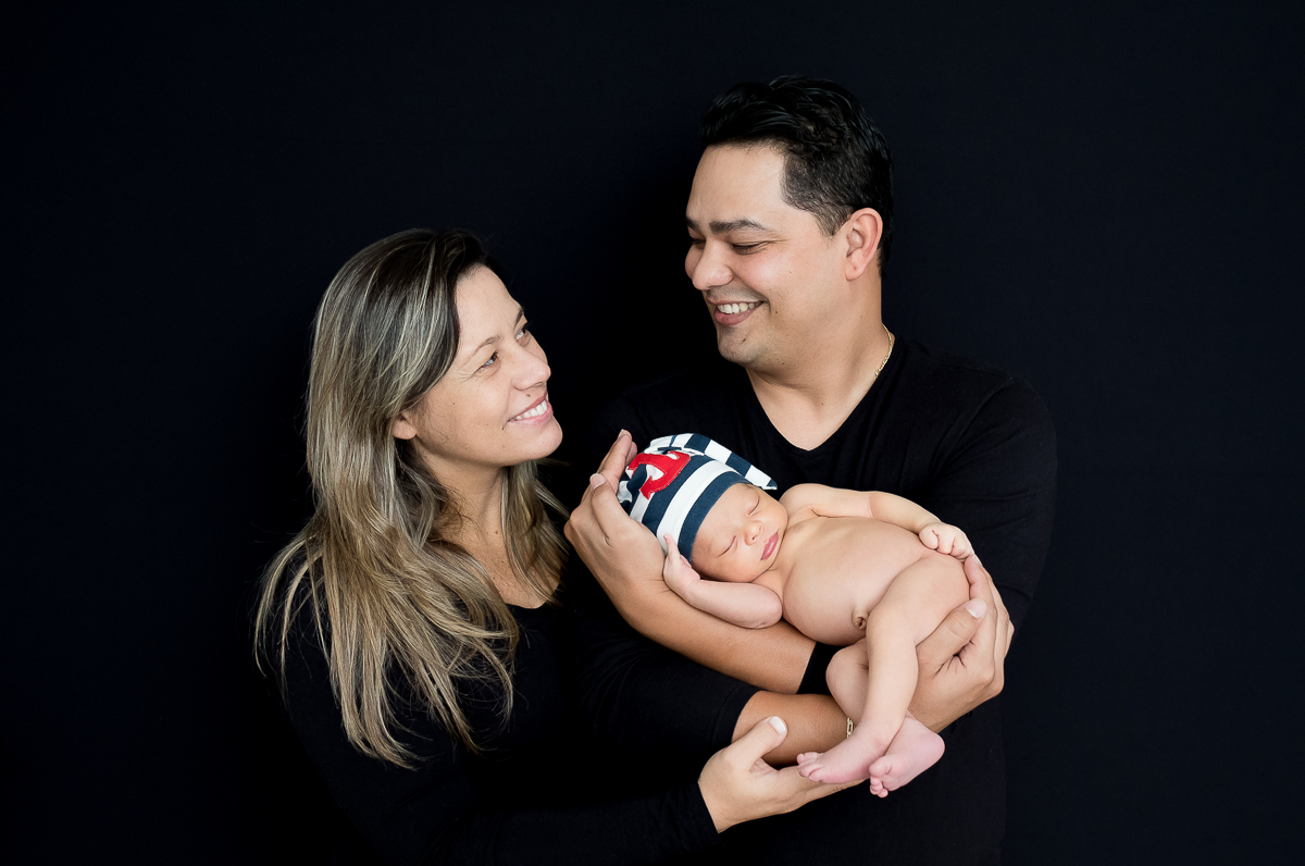 Esse é o Filipe com apenas 12 dias de vida.... Uma fofura que veio para completar a família !!

A mamãe e o papai terão registros incríveis de seu bebê tão novinho para gerações futuras. 