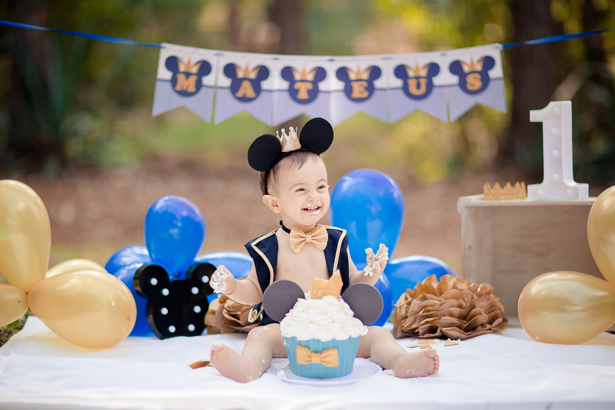 Mateus é super simpático e sorridente,curioso e esperto demais. As carinhas frente ao novo, ao desconhecido em termos de texturas e sabores rendem a este ensaio expressões faciais únicas,o smash the  cake é uma delicia, o tema escolhido foi Mickey realeza
