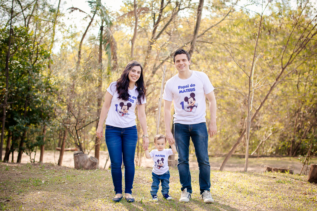 Mateus é super simpático e sorridente,curioso e esperto demais. As carinhas frente ao novo, ao desconhecido em termos de texturas e sabores rendem a este ensaio expressões faciais únicas,o smash the  cake é uma delicia, o tema escolhido foi Mickey realeza