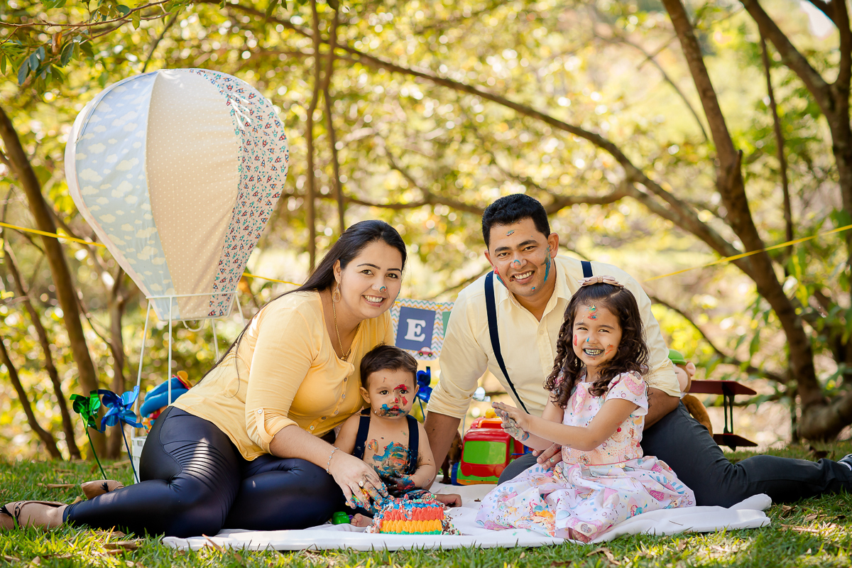 O tempo passou e essa fofura já completou 1 ano, e assim encerramos o acompanhamento de forma doce e bem festiva, com esse lindo ensaio realizado no parque...gente, o smash the cake  foi lindo, a família toda se divertiu!! 

Amamos conhecer essa família l