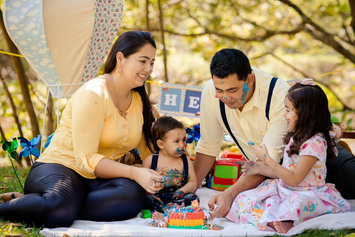 O tempo passou e essa fofura já completou 1 ano, e assim encerramos o acompanhamento de forma doce e bem festiva, com esse lindo ensaio realizado no parque...gente, o smash the cake  foi lindo, a família toda se divertiu!! 

Amamos conhecer essa família l