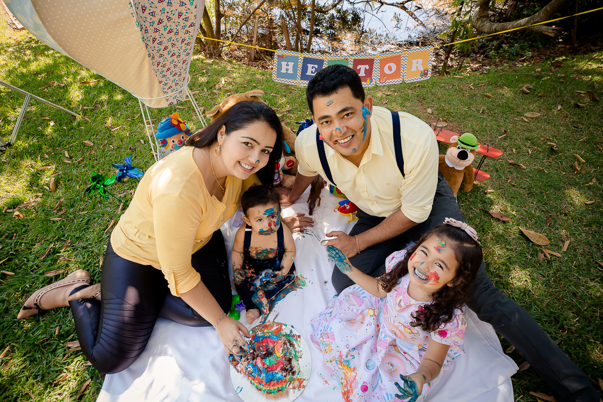 O tempo passou e essa fofura já completou 1 ano, e assim encerramos o acompanhamento de forma doce e bem festiva, com esse lindo ensaio realizado no parque...gente, o smash the cake  foi lindo, a família toda se divertiu!! 

Amamos conhecer essa família l