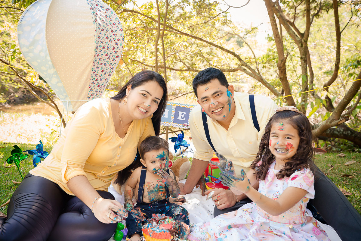 O tempo passou e essa fofura já completou 1 ano, e assim encerramos o acompanhamento de forma doce e bem festiva, com esse lindo ensaio realizado no parque...gente, o smash the cake  foi lindo, a família toda se divertiu!! 

Amamos conhecer essa família l
