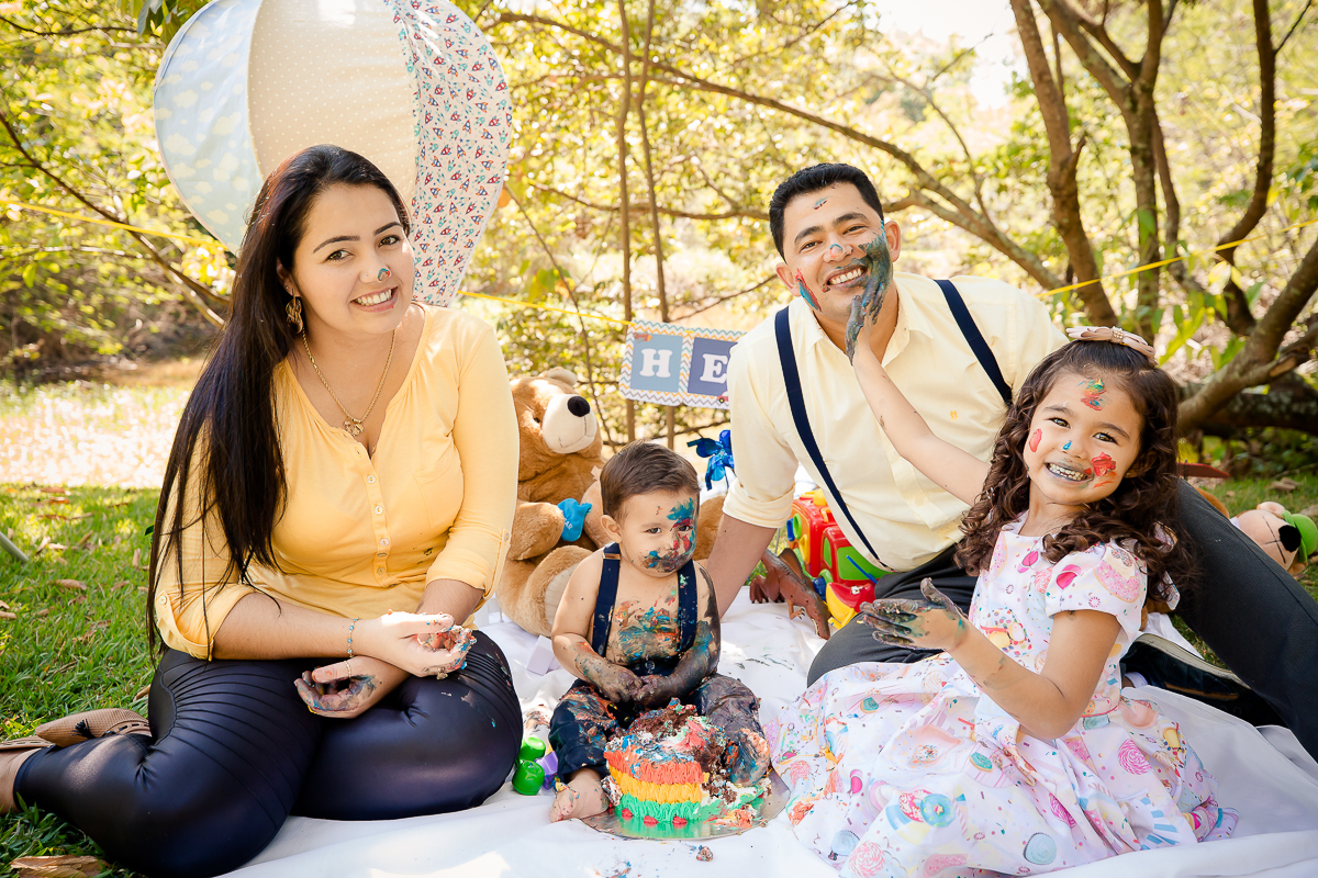 O tempo passou e essa fofura já completou 1 ano, e assim encerramos o acompanhamento de forma doce e bem festiva, com esse lindo ensaio realizado no parque...gente, o smash the cake  foi lindo, a família toda se divertiu!! 

Amamos conhecer essa família l