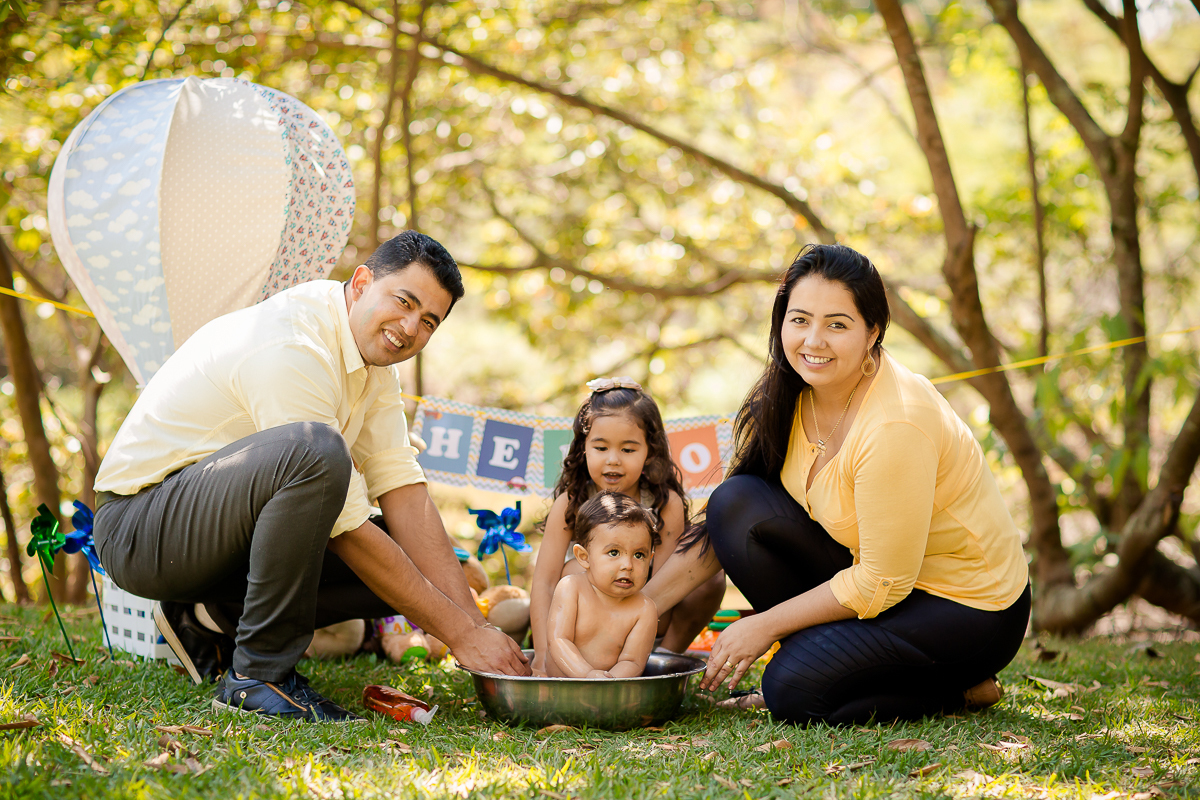 O tempo passou e essa fofura já completou 1 ano, e assim encerramos o acompanhamento de forma doce e bem festiva, com esse lindo ensaio realizado no parque...gente, o smash the cake  foi lindo, a família toda se divertiu!! 

Amamos conhecer essa família l