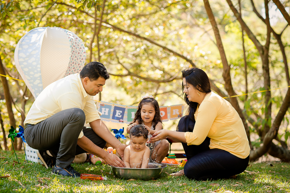 O tempo passou e essa fofura já completou 1 ano, e assim encerramos o acompanhamento de forma doce e bem festiva, com esse lindo ensaio realizado no parque...gente, o smash the cake  foi lindo, a família toda se divertiu!! 

Amamos conhecer essa família l