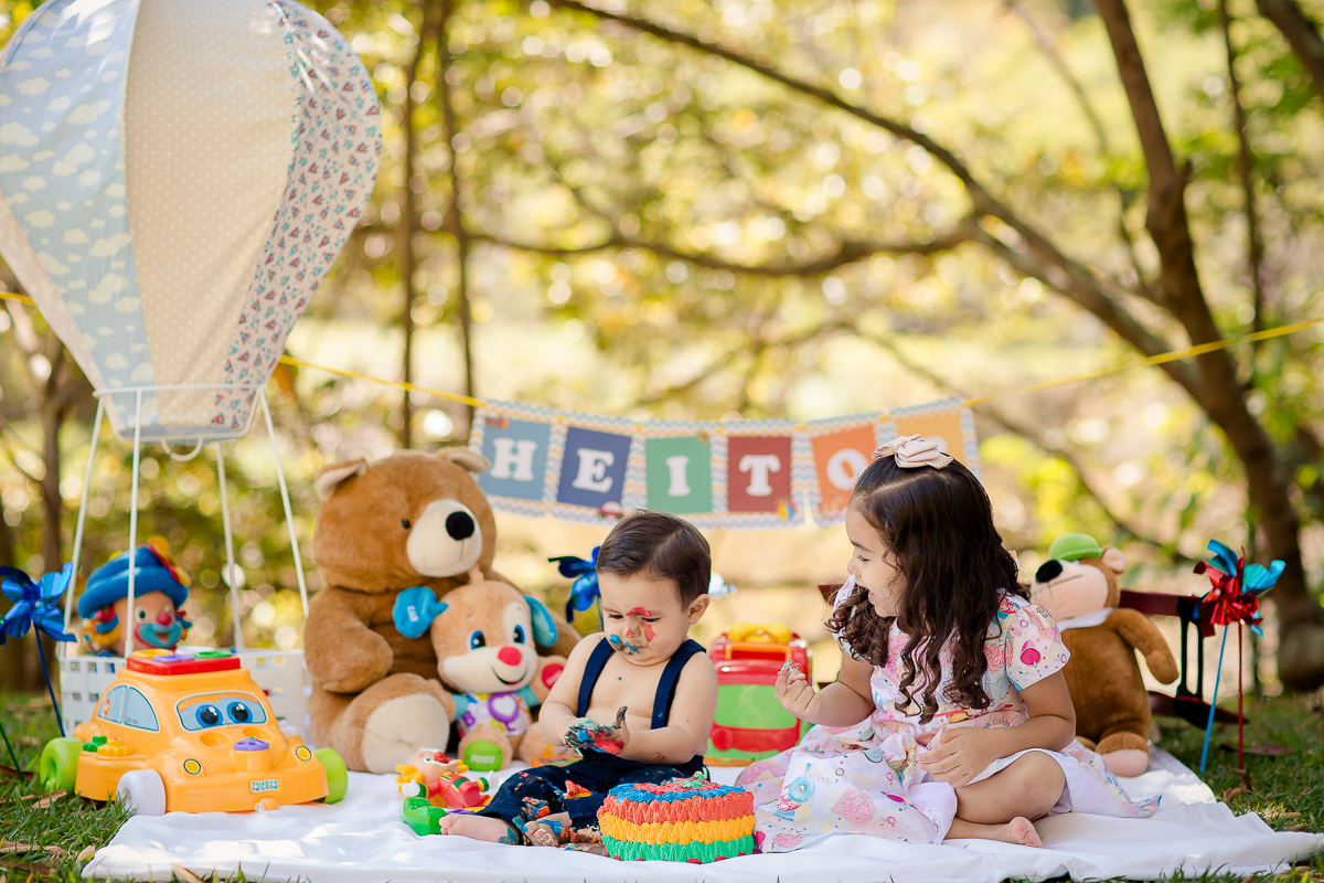 O tempo passou e essa fofura já completou 1 ano, e assim encerramos o acompanhamento de forma doce e bem festiva, com esse lindo ensaio realizado no parque...gente, o smash the cake  foi lindo, a família toda se divertiu!! 

Amamos conhecer essa família l