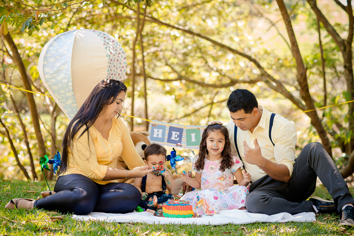 O tempo passou e essa fofura já completou 1 ano, e assim encerramos o acompanhamento de forma doce e bem festiva, com esse lindo ensaio realizado no parque...gente, o smash the cake  foi lindo, a família toda se divertiu!! 

Amamos conhecer essa família l