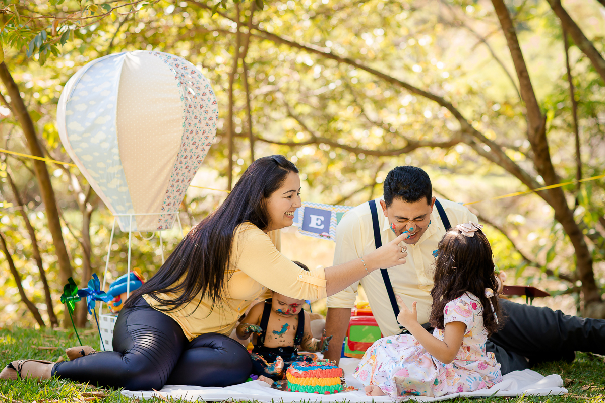 O tempo passou e essa fofura já completou 1 ano, e assim encerramos o acompanhamento de forma doce e bem festiva, com esse lindo ensaio realizado no parque...gente, o smash the cake  foi lindo, a família toda se divertiu!! 

Amamos conhecer essa família l