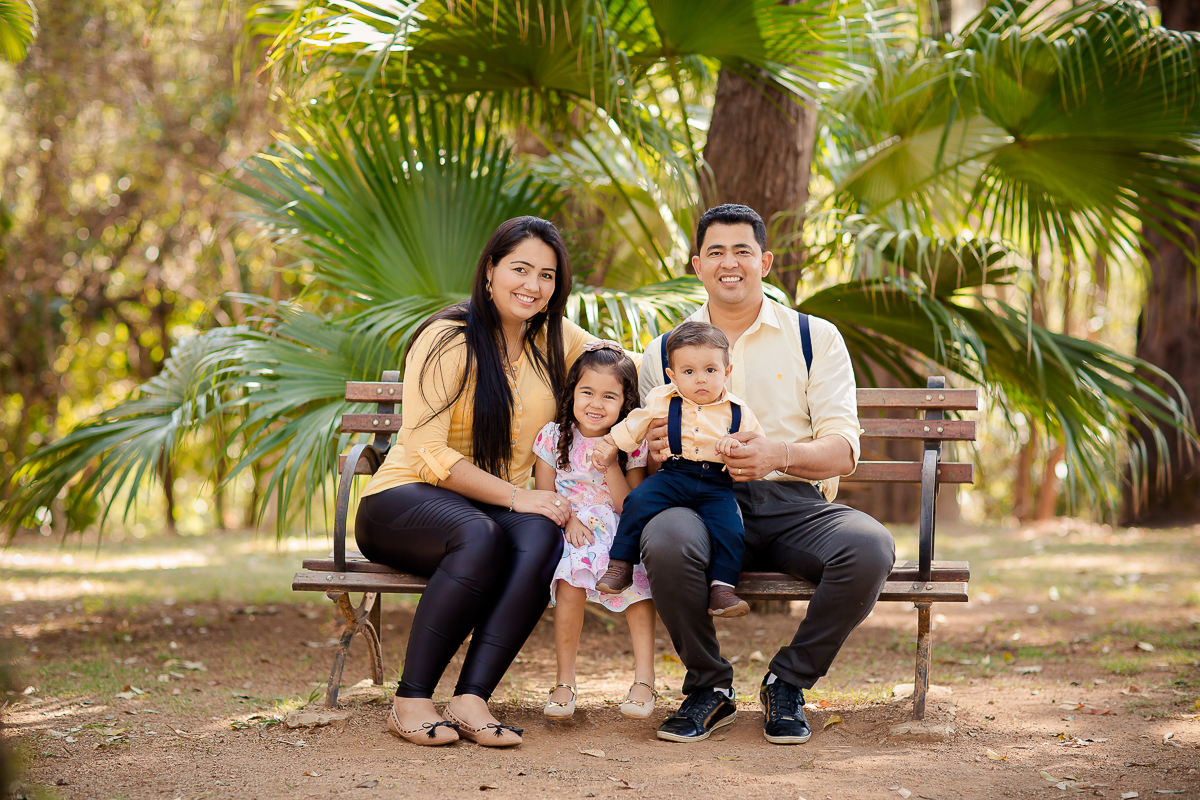 O tempo passou e essa fofura já completou 1 ano, e assim encerramos o acompanhamento de forma doce e bem festiva, com esse lindo ensaio realizado no parque...gente, o smash the cake  foi lindo, a família toda se divertiu!! 

Amamos conhecer essa família l
