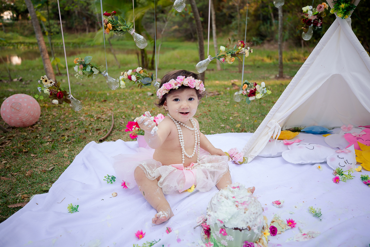 O Smash The Cake da Isabela foi lindo! Teve o tema de Jardim...

O Smash é um mix de ensaio família e a comemoração do primeiro aninho, onde cada clique registra as expressões mais fofas e gostosas da criança….

