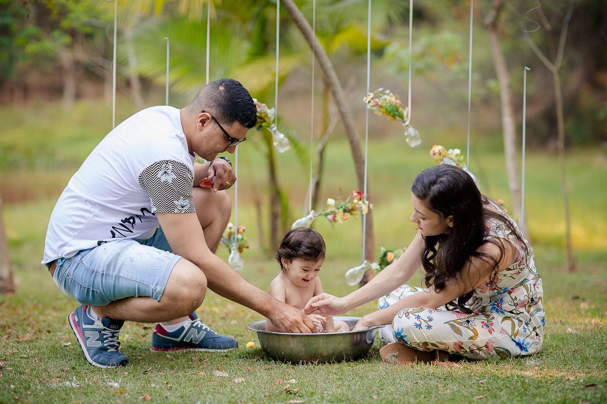 O Smash The Cake da Isabela foi lindo! Teve o tema de Jardim...

O Smash é um mix de ensaio família e a comemoração do primeiro aninho, onde cada clique registra as expressões mais fofas e gostosas da criança….

