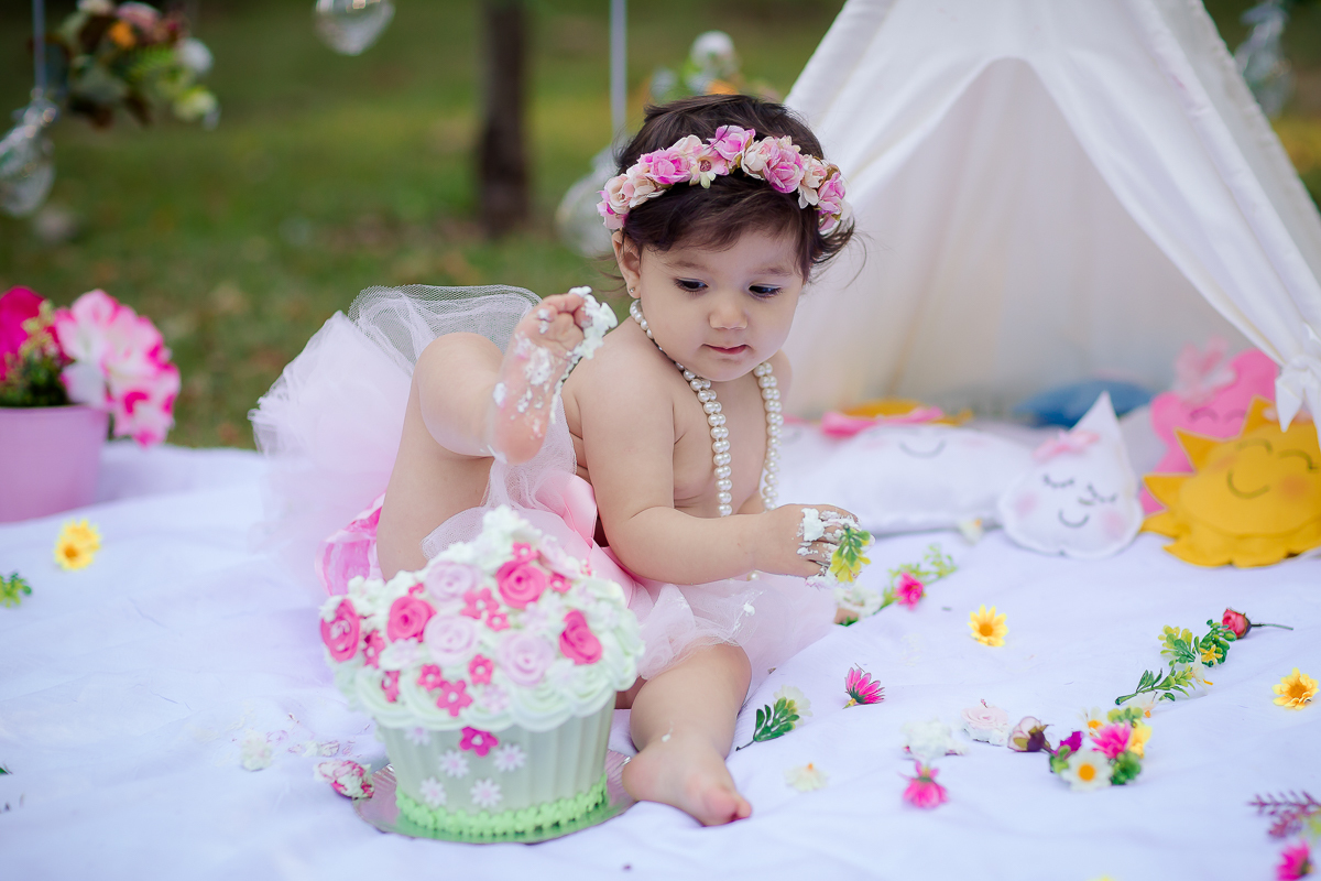 O Smash The Cake da Isabela foi lindo! Teve o tema de Jardim...

O Smash é um mix de ensaio família e a comemoração do primeiro aninho, onde cada clique registra as expressões mais fofas e gostosas da criança….

