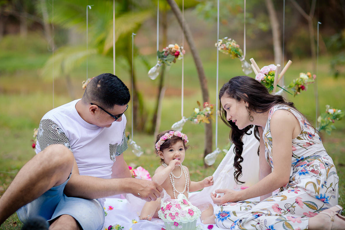O Smash The Cake da Isabela foi lindo! Teve o tema de Jardim...

O Smash é um mix de ensaio família e a comemoração do primeiro aninho, onde cada clique registra as expressões mais fofas e gostosas da criança….

