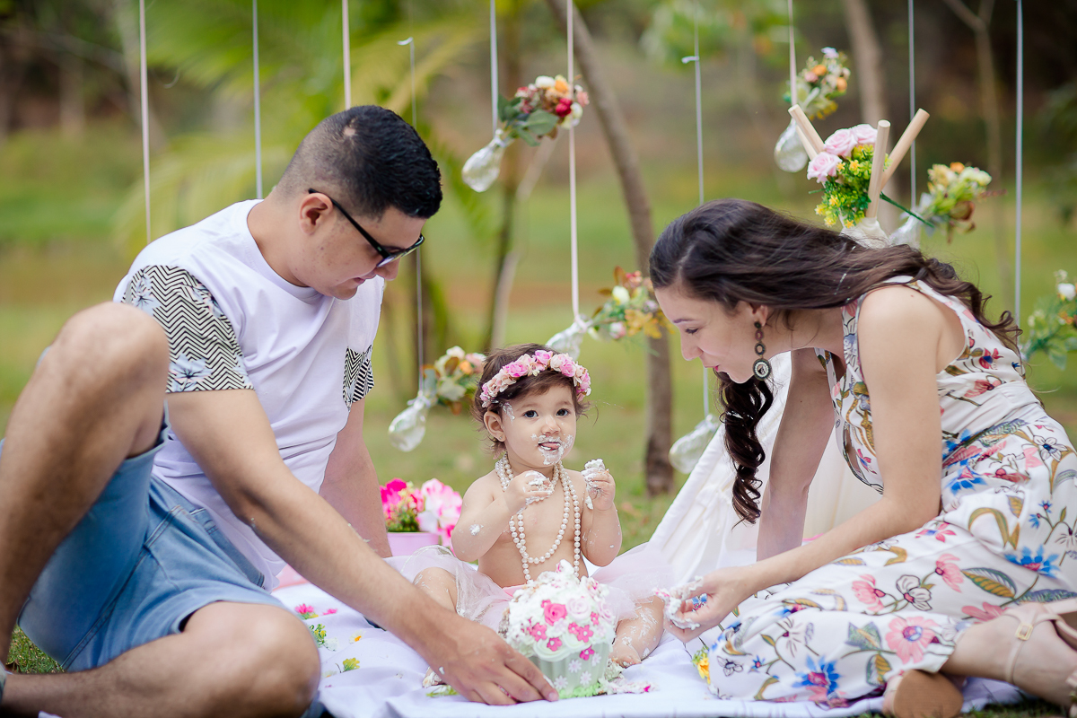 O Smash The Cake da Isabela foi lindo! Teve o tema de Jardim...

O Smash é um mix de ensaio família e a comemoração do primeiro aninho, onde cada clique registra as expressões mais fofas e gostosas da criança….

