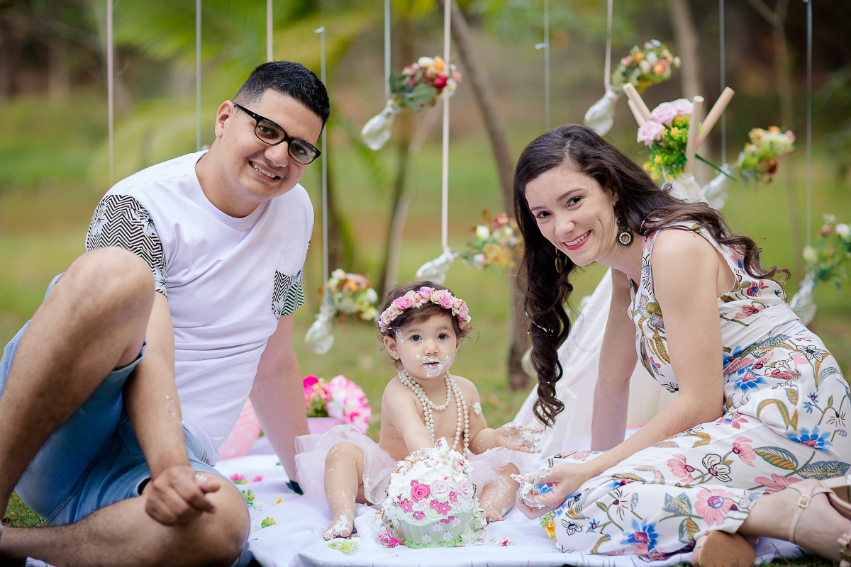 O Smash The Cake da Isabela foi lindo! Teve o tema de Jardim...

O Smash é um mix de ensaio família e a comemoração do primeiro aninho, onde cada clique registra as expressões mais fofas e gostosas da criança….

