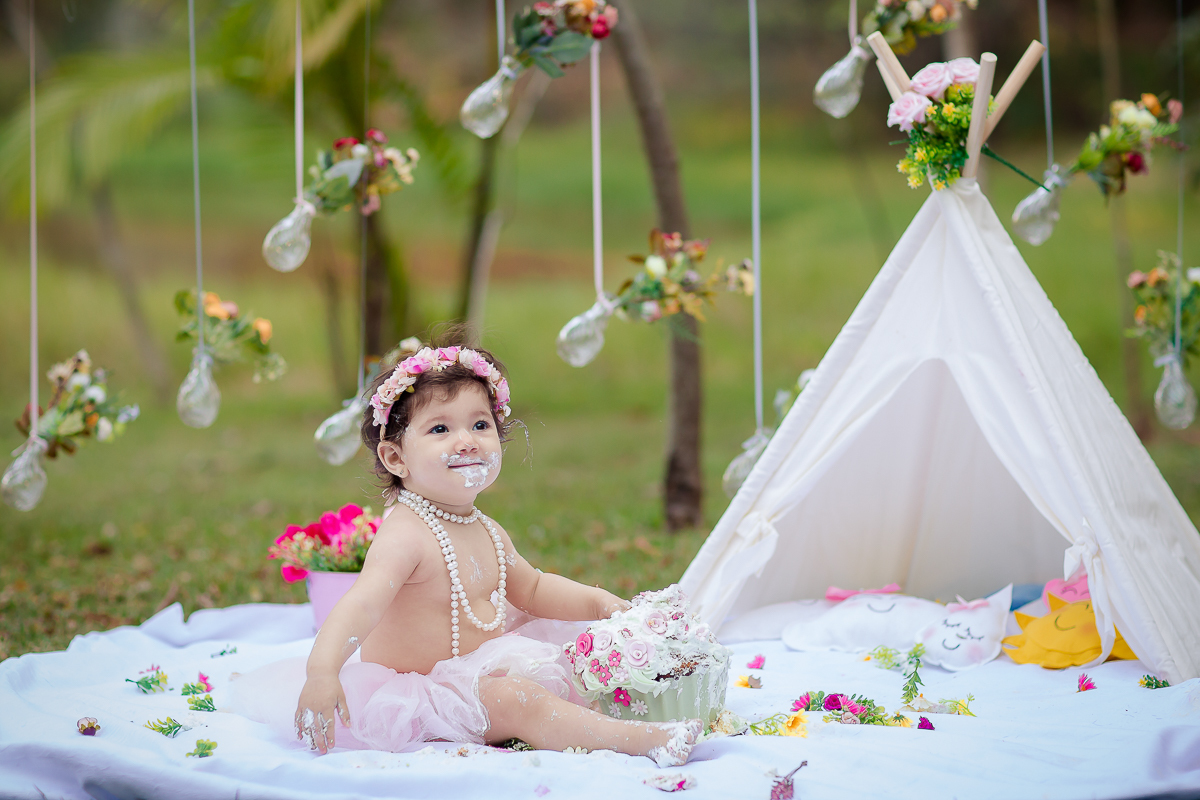 O Smash The Cake da Isabela foi lindo! Teve o tema de Jardim...

O Smash é um mix de ensaio família e a comemoração do primeiro aninho, onde cada clique registra as expressões mais fofas e gostosas da criança….

