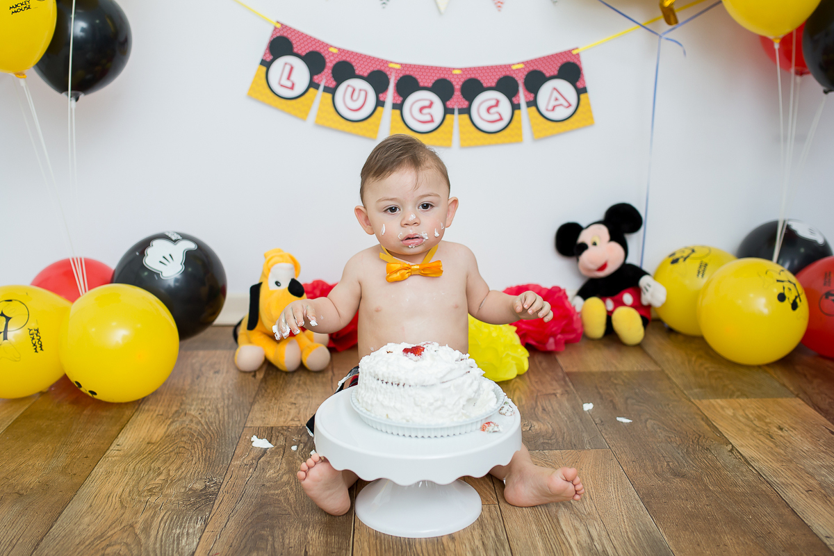 Agora ele completou seu primeiro ano de vida com a sessão de smash the cake do Mickey
Lucca não gostou muito de se lambuzar com o bolo, mais a hora do banho... huuuum... foi uma festa só...