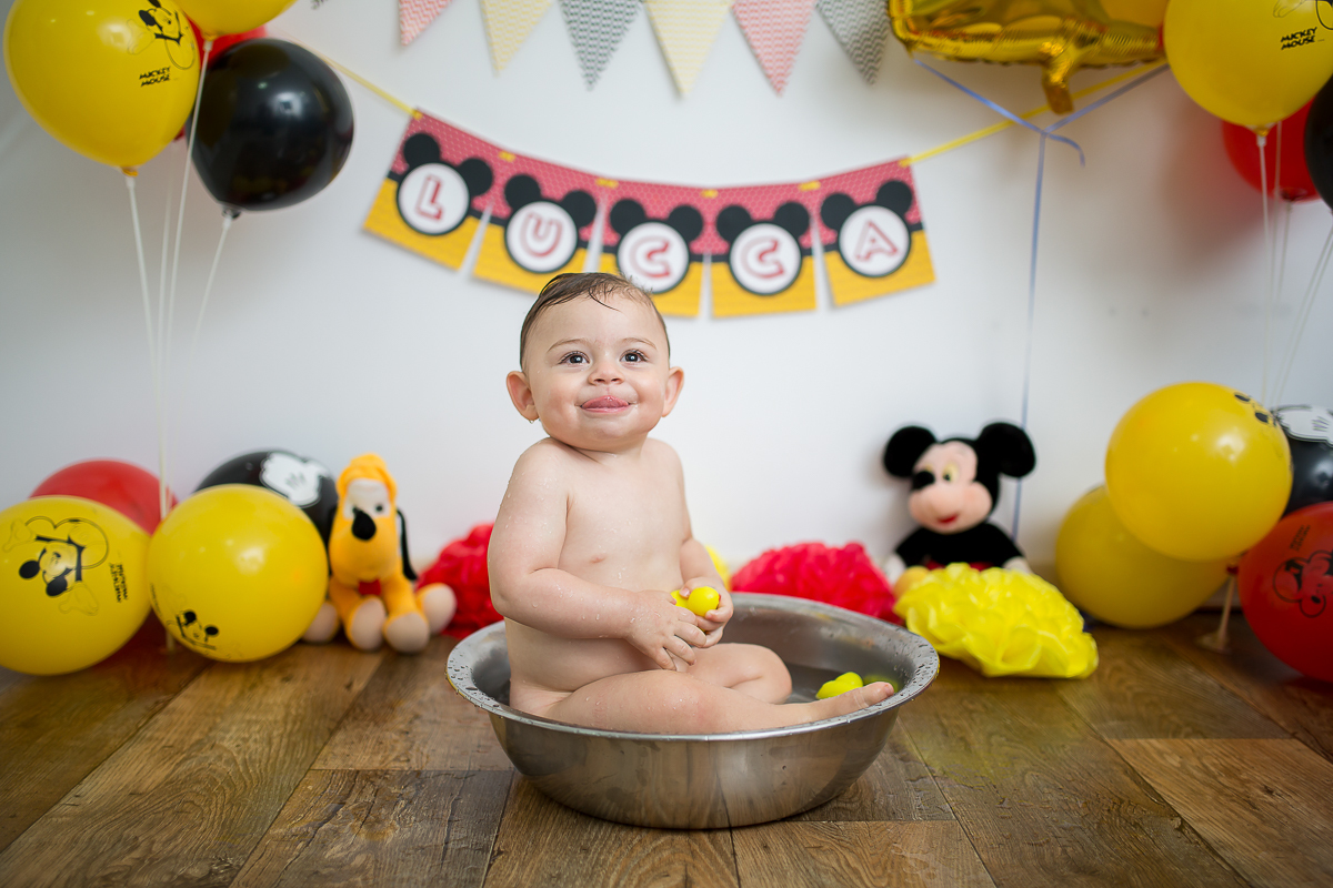 Agora ele completou seu primeiro ano de vida com a sessão de smash the cake do Mickey
Lucca não gostou muito de se lambuzar com o bolo, mais a hora do banho... huuuum... foi uma festa só...