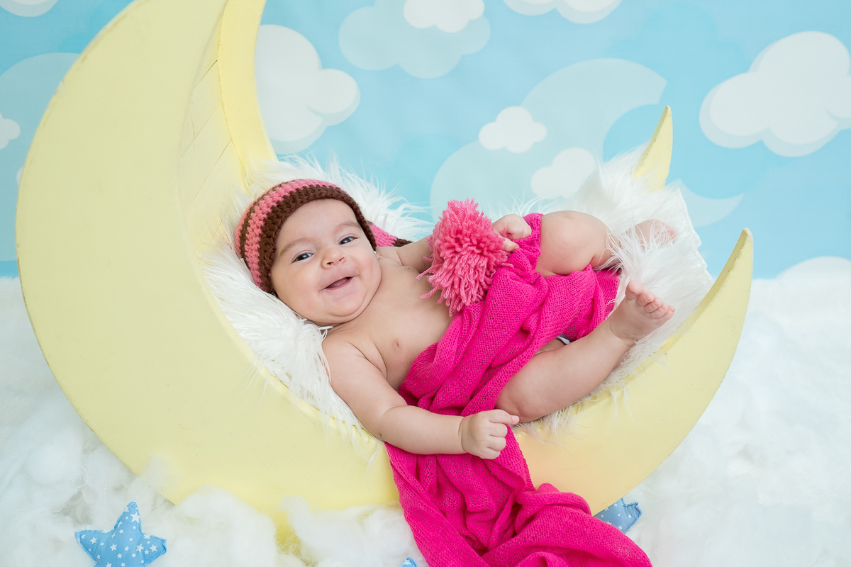 A Camile foi uma verdadeira fofura em seu ensaio de 3 meses

Ela é um princesinha linda...seus olhos são marcantes e vivos, cheios de curiosidade sobre o mundo ao seu redor.
Sorrisos gostosos fizeram parte da sua primeira sessão.