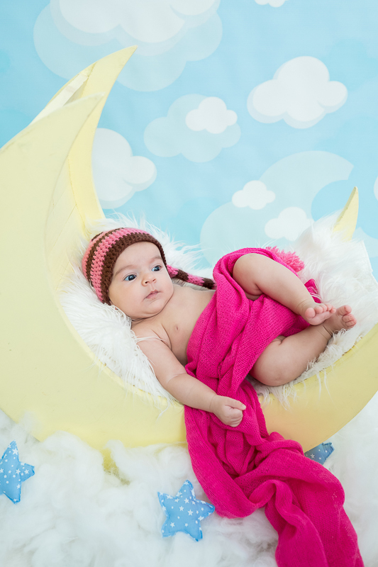 A Camile foi uma verdadeira fofura em seu ensaio de 3 meses

Ela é um princesinha linda...seus olhos são marcantes e vivos, cheios de curiosidade sobre o mundo ao seu redor.
Sorrisos gostosos fizeram parte da sua primeira sessão.