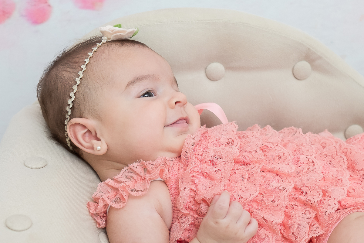 A Camile foi uma verdadeira fofura em seu ensaio de 3 meses

Ela é um princesinha linda...seus olhos são marcantes e vivos, cheios de curiosidade sobre o mundo ao seu redor.
Sorrisos gostosos fizeram parte da sua primeira sessão.