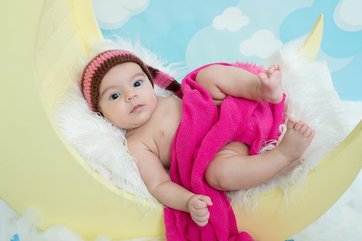 A Camile foi uma verdadeira fofura em seu ensaio de 3 meses

Ela é um princesinha linda...seus olhos são marcantes e vivos, cheios de curiosidade sobre o mundo ao seu redor.
Sorrisos gostosos fizeram parte da sua primeira sessão.