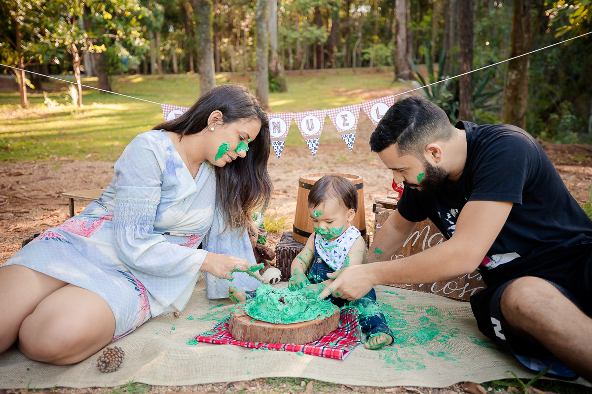 Emanuel completou um aninho, e para comemorar ele teve seu ensaio Smash the cake no tema fazendinha; que menino mais lindo e simpático!!! Não foi difícil arrancar um super sorriso para fazer da nossa tarde um momento de pura descontração. 