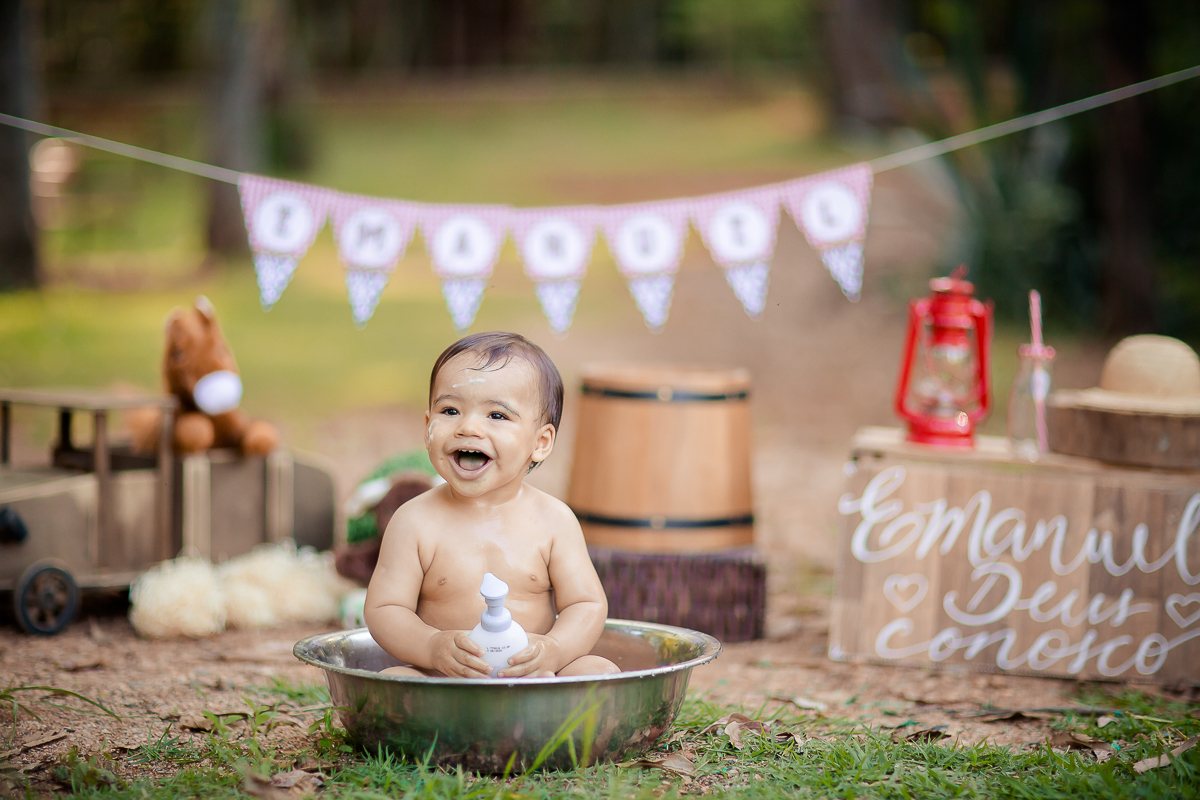 Emanuel completou um aninho, e para comemorar ele teve seu ensaio Smash the cake no tema fazendinha; que menino mais lindo e simpático!!! Não foi difícil arrancar um super sorriso para fazer da nossa tarde um momento de pura descontração. 