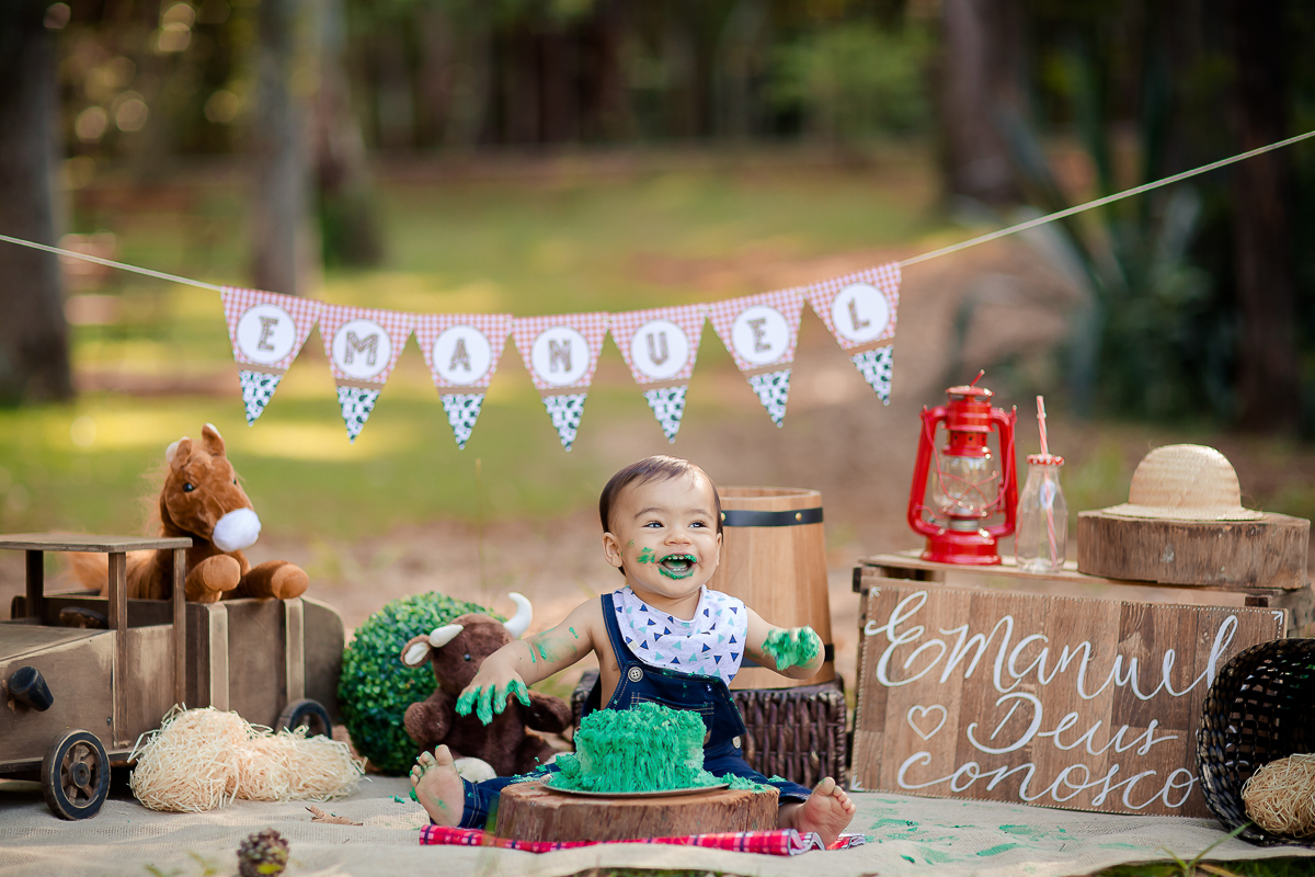 Emanuel completou um aninho, e para comemorar ele teve seu ensaio Smash the cake no tema fazendinha; que menino mais lindo e simpático!!! Não foi difícil arrancar um super sorriso para fazer da nossa tarde um momento de pura descontração. 