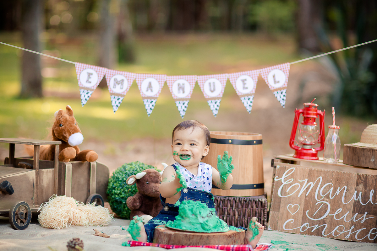 Emanuel completou um aninho, e para comemorar ele teve seu ensaio Smash the cake no tema fazendinha; que menino mais lindo e simpático!!! Não foi difícil arrancar um super sorriso para fazer da nossa tarde um momento de pura descontração. 