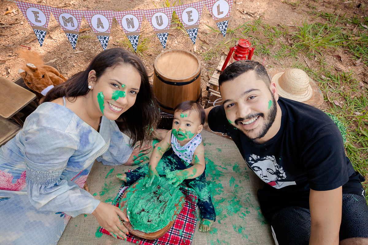 Emanuel completou um aninho, e para comemorar ele teve seu ensaio Smash the cake no tema fazendinha; que menino mais lindo e simpático!!! Não foi difícil arrancar um super sorriso para fazer da nossa tarde um momento de pura descontração. 