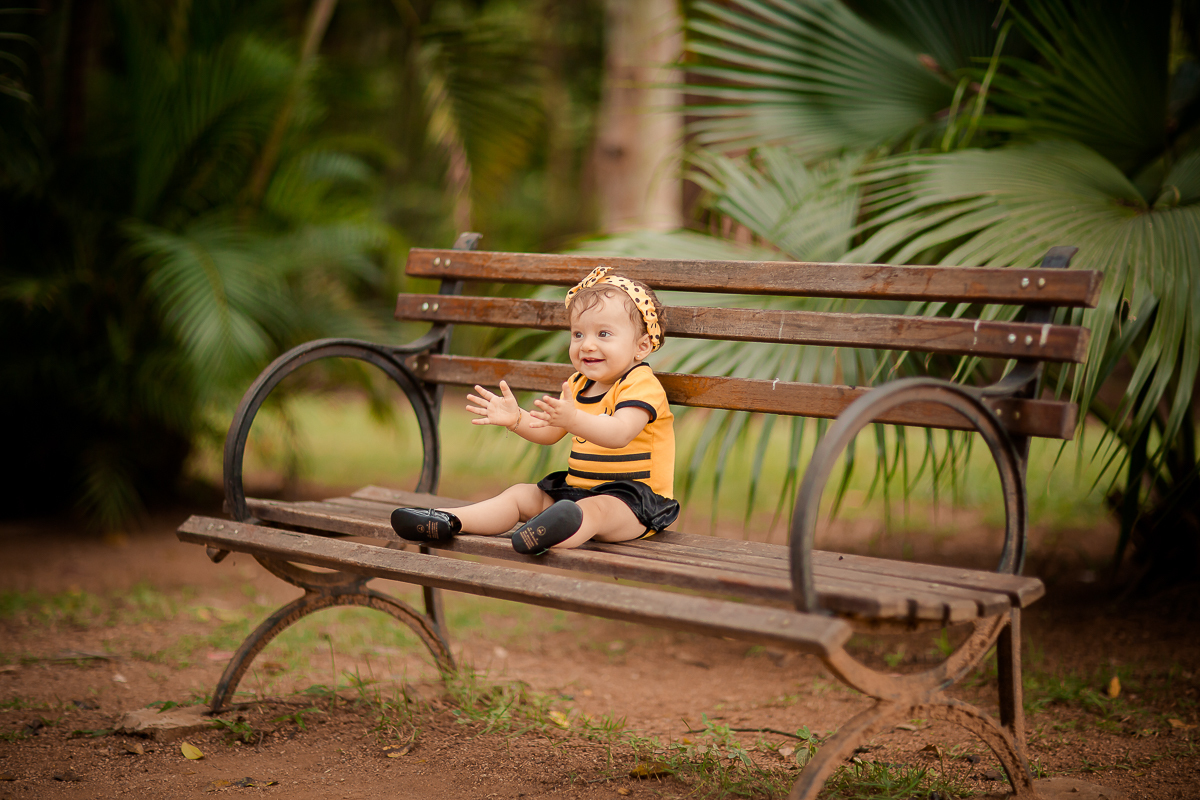 A Manuela completou seu primeiro aninho!! E nada mais gostoso do que comemorar se lambuzando toda com um delicioso bolo preparado especialmente para sua sessão de smash the cake....dessa vez virou uma abelhinha linda, e curtiu muito sua sessão 