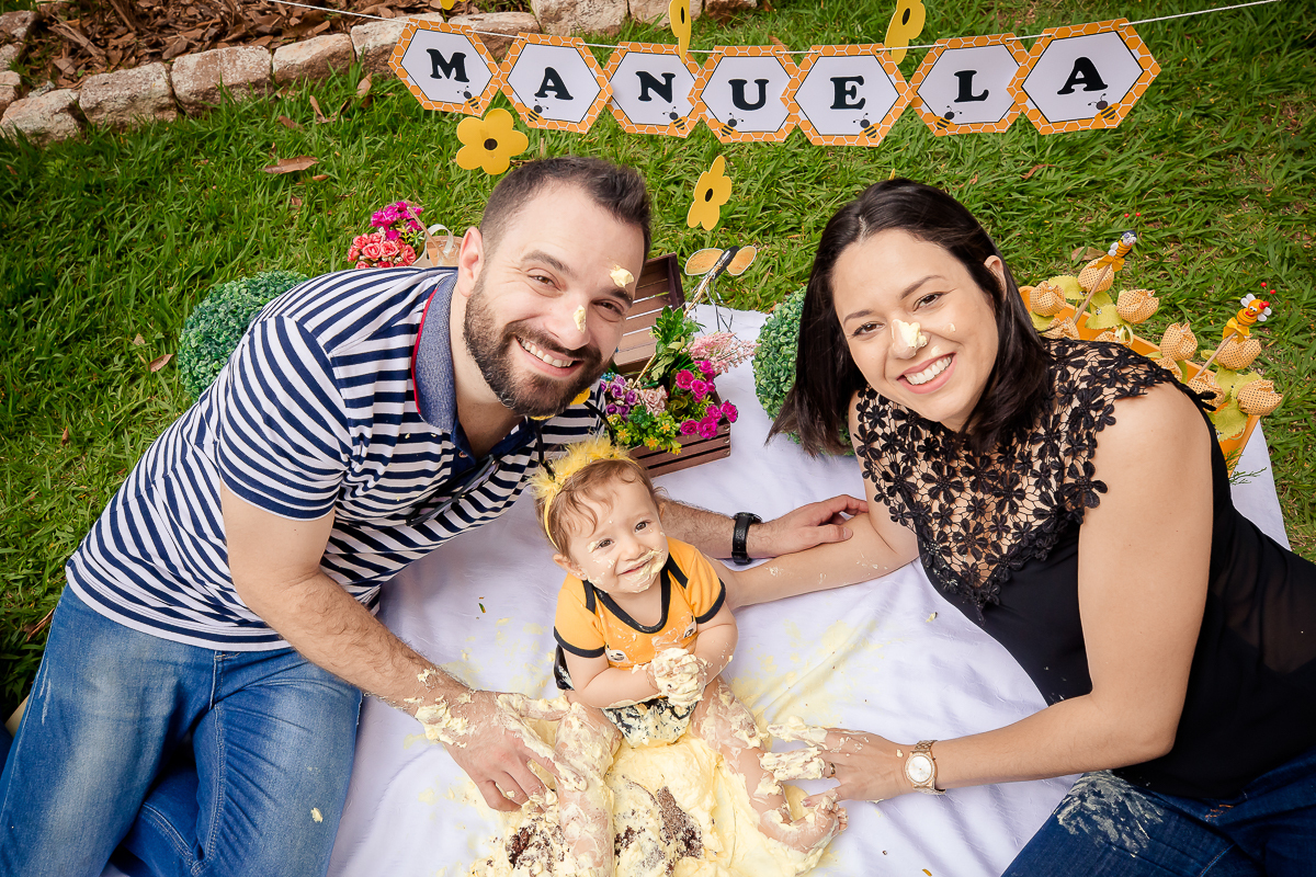 A Manuela completou seu primeiro aninho!! E nada mais gostoso do que comemorar se lambuzando toda com um delicioso bolo preparado especialmente para sua sessão de smash the cake....dessa vez virou uma abelhinha linda, e curtiu muito sua sessão 