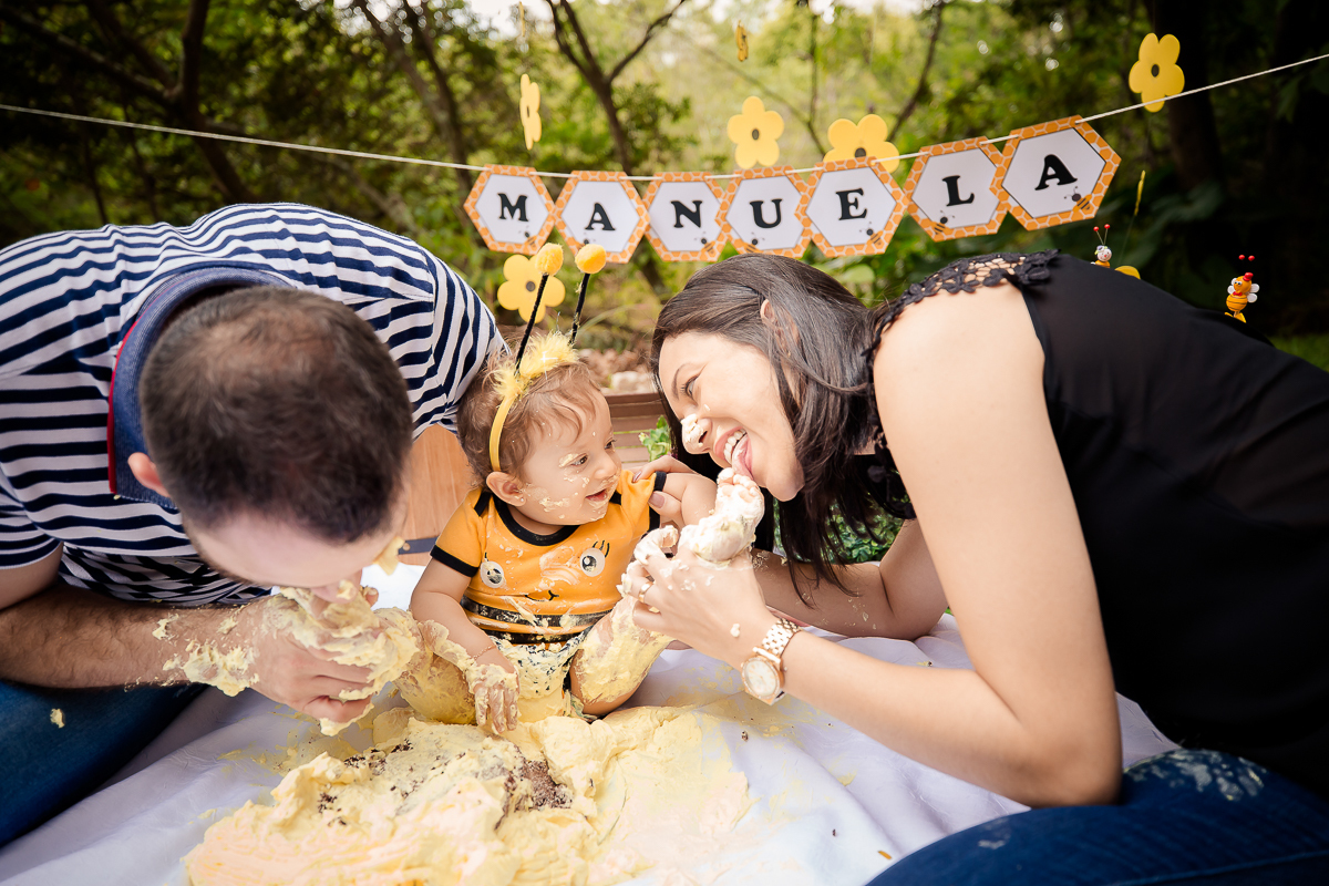 A Manuela completou seu primeiro aninho!! E nada mais gostoso do que comemorar se lambuzando toda com um delicioso bolo preparado especialmente para sua sessão de smash the cake....dessa vez virou uma abelhinha linda, e curtiu muito sua sessão 