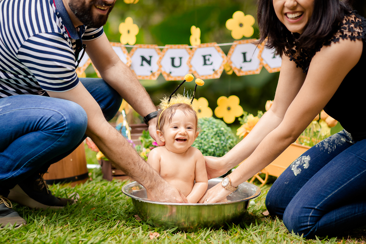 A Manuela completou seu primeiro aninho!! E nada mais gostoso do que comemorar se lambuzando toda com um delicioso bolo preparado especialmente para sua sessão de smash the cake....dessa vez virou uma abelhinha linda, e curtiu muito sua sessão 