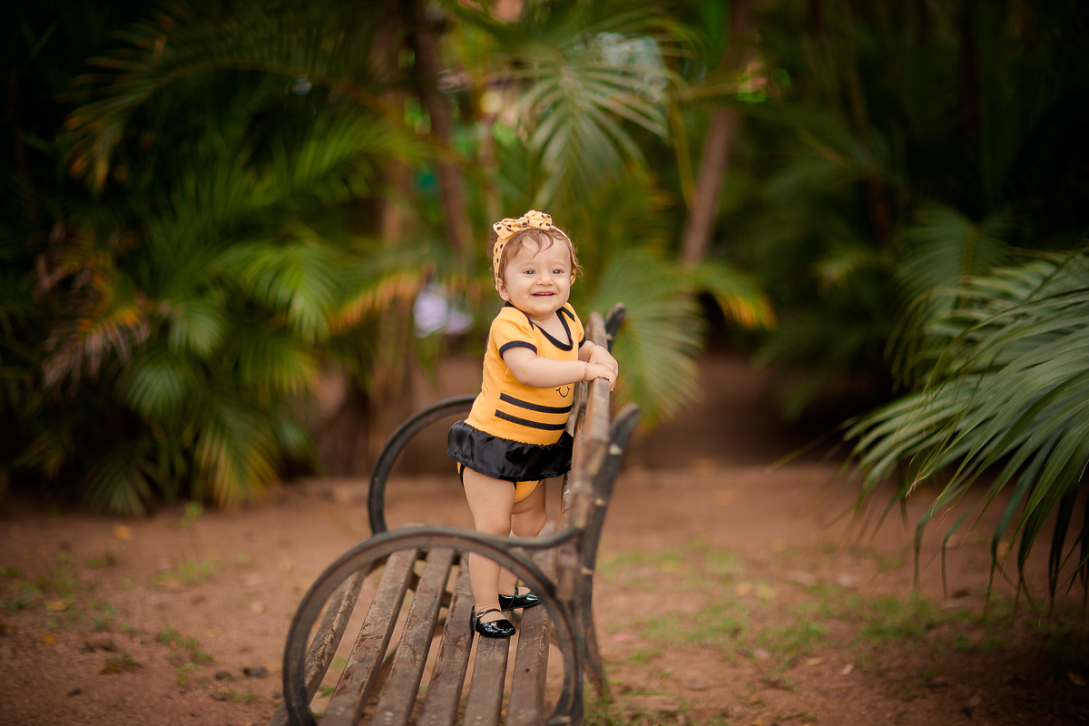 A Manuela completou seu primeiro aninho!! E nada mais gostoso do que comemorar se lambuzando toda com um delicioso bolo preparado especialmente para sua sessão de smash the cake....dessa vez virou uma abelhinha linda, e curtiu muito sua sessão 