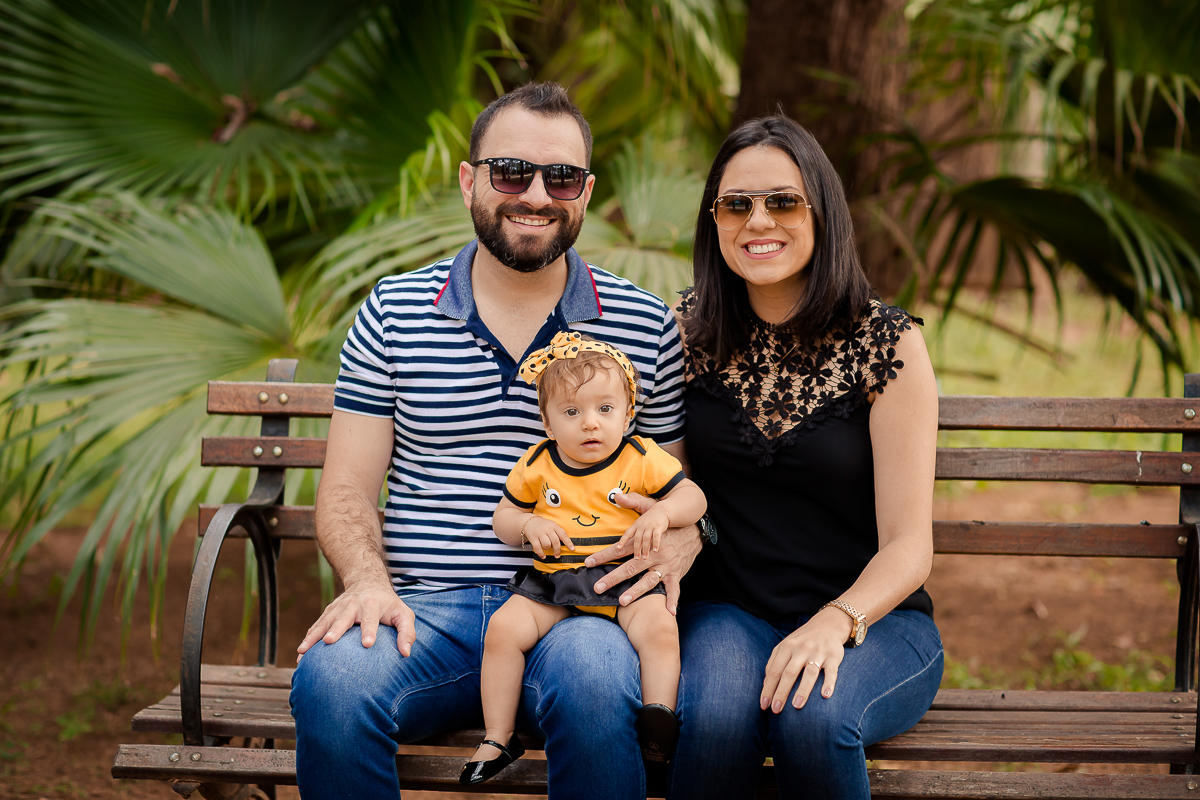 A Manuela completou seu primeiro aninho!! E nada mais gostoso do que comemorar se lambuzando toda com um delicioso bolo preparado especialmente para sua sessão de smash the cake....dessa vez virou uma abelhinha linda, e curtiu muito sua sessão 