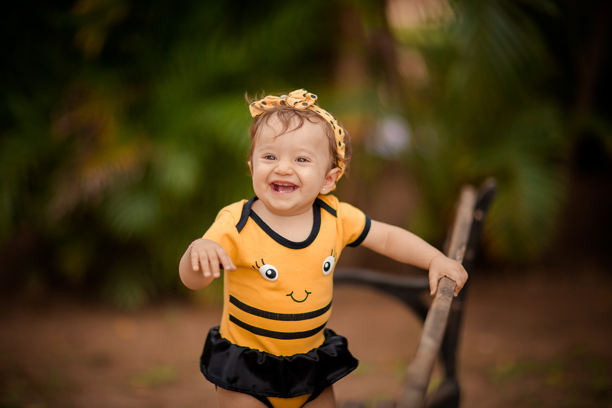 A Manuela completou seu primeiro aninho!! E nada mais gostoso do que comemorar se lambuzando toda com um delicioso bolo preparado especialmente para sua sessão de smash the cake....dessa vez virou uma abelhinha linda, e curtiu muito sua sessão 
