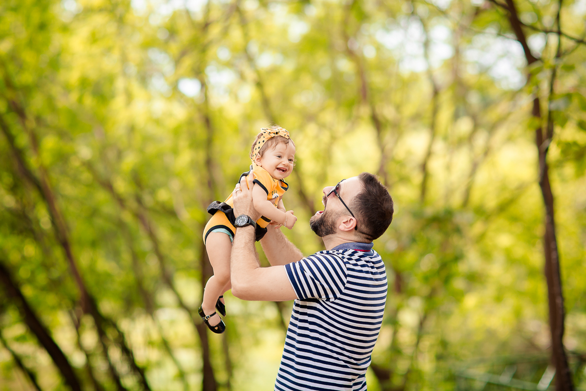 A Manuela completou seu primeiro aninho!! E nada mais gostoso do que comemorar se lambuzando toda com um delicioso bolo preparado especialmente para sua sessão de smash the cake....dessa vez virou uma abelhinha linda, e curtiu muito sua sessão 