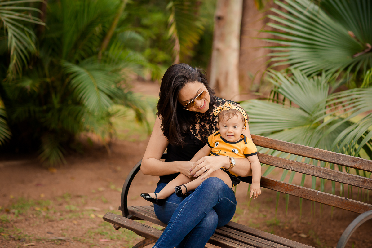 A Manuela completou seu primeiro aninho!! E nada mais gostoso do que comemorar se lambuzando toda com um delicioso bolo preparado especialmente para sua sessão de smash the cake....dessa vez virou uma abelhinha linda, e curtiu muito sua sessão 