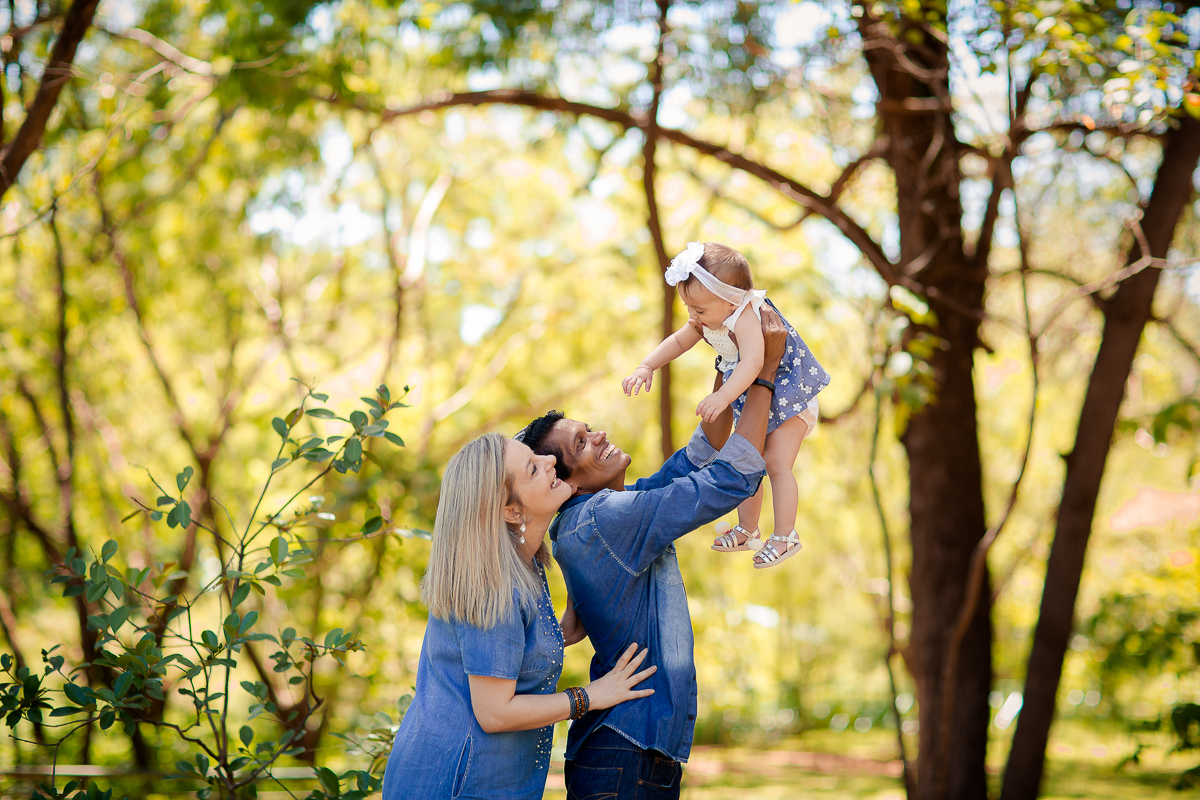 A Elisa ama frutas, e então bolamos junto com a mamãe Lays o smash the fruit....montamos um cenário com as frutas favoritas da pequena, 
Neste ensaio ela pode aproveitar suas frutinhas favoritas e também experimentar novos sabores, essa sessão é uma delia