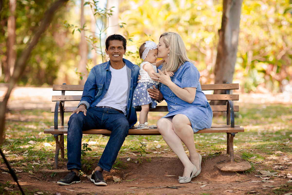 A Elisa ama frutas, e então bolamos junto com a mamãe Lays o smash the fruit....montamos um cenário com as frutas favoritas da pequena, 
Neste ensaio ela pode aproveitar suas frutinhas favoritas e também experimentar novos sabores, essa sessão é uma delia