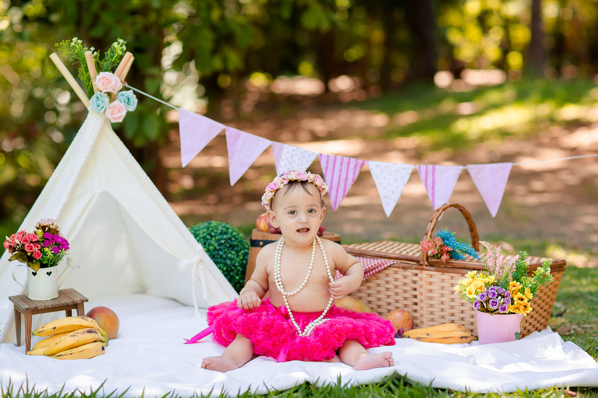 A Elisa ama frutas, e então bolamos junto com a mamãe Lays o smash the fruit....montamos um cenário com as frutas favoritas da pequena, 
Neste ensaio ela pode aproveitar suas frutinhas favoritas e também experimentar novos sabores, essa sessão é uma delia