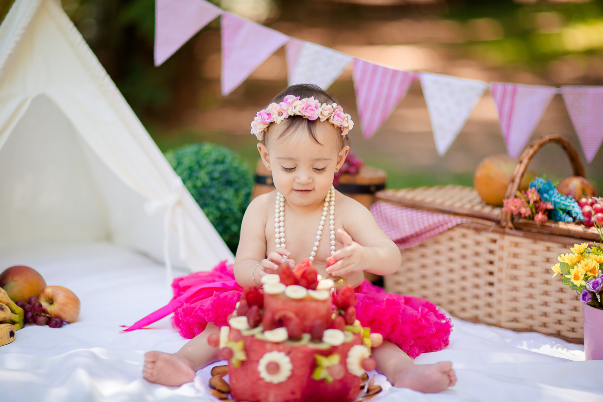 A Elisa ama frutas, e então bolamos junto com a mamãe Lays o smash the fruit....montamos um cenário com as frutas favoritas da pequena, 
Neste ensaio ela pode aproveitar suas frutinhas favoritas e também experimentar novos sabores, essa sessão é uma delia