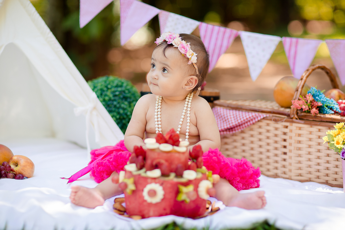 A Elisa ama frutas, e então bolamos junto com a mamãe Lays o smash the fruit....montamos um cenário com as frutas favoritas da pequena, 
Neste ensaio ela pode aproveitar suas frutinhas favoritas e também experimentar novos sabores, essa sessão é uma delia
