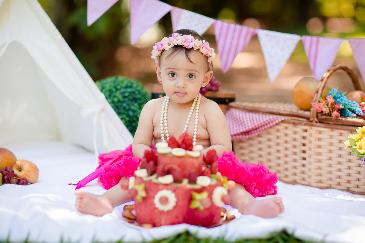 A Elisa ama frutas, e então bolamos junto com a mamãe Lays o smash the fruit....montamos um cenário com as frutas favoritas da pequena, 
Neste ensaio ela pode aproveitar suas frutinhas favoritas e também experimentar novos sabores, essa sessão é uma delia
