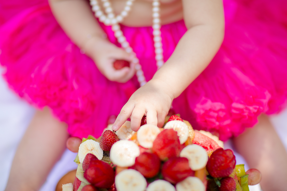 A Elisa ama frutas, e então bolamos junto com a mamãe Lays o smash the fruit....montamos um cenário com as frutas favoritas da pequena, 
Neste ensaio ela pode aproveitar suas frutinhas favoritas e também experimentar novos sabores, essa sessão é uma delia