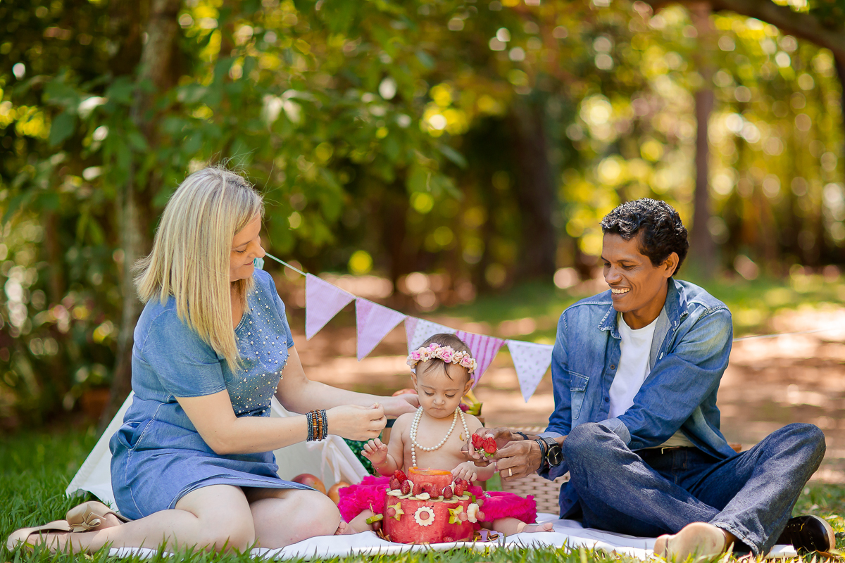 A Elisa ama frutas, e então bolamos junto com a mamãe Lays o smash the fruit....montamos um cenário com as frutas favoritas da pequena, 
Neste ensaio ela pode aproveitar suas frutinhas favoritas e também experimentar novos sabores, essa sessão é uma delia