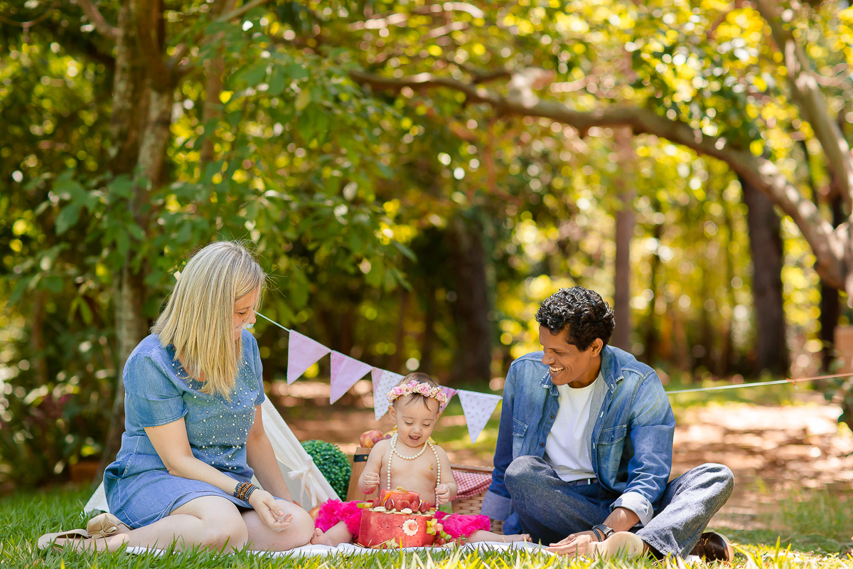 A Elisa ama frutas, e então bolamos junto com a mamãe Lays o smash the fruit....montamos um cenário com as frutas favoritas da pequena, 
Neste ensaio ela pode aproveitar suas frutinhas favoritas e também experimentar novos sabores, essa sessão é uma delia